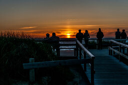 Personen betrachten Sonnenuntergang am Strand, Kampen, Sylt, Schleswig-Holstein, Deutschland