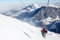 Skifahrer in einem Sessellift, Freeridegebiet Haldigrat, Niederrickenbach, Oberdorf, Kanton Nidwalden, Schweiz