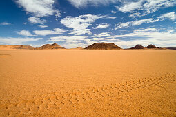 Jeep track in the libyan desert, Akakus mountains, Libya, Sahara, North Africa