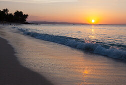 Sonnenuntergang am Saud Beach in  Pagudpud, Provinz Ilocos Norte  auf der Hauptinsel Luzon im Inselstaat der Philippinen, Asien