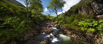 Wasserfall in den Bergen, Argyll and Bute, Highland, Schottland, Vereinigtes Königreich