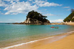 Zwei Kajakfahrer rudern in der Tasman Bay nahe Torlesse Rock, Abel Tasman Nationalpark, Kaiteriteri, Tasman Region, Südinsel, Neuseeland