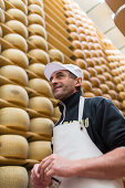 Parmesankäse, Parmigiano-Reggiano, Käserei caseificio Sociale Fior di Latte Soc. Coop, Tassi Roberto, Käseproduktionen, Kühl- und Lagerhalle, Reiferaum, Käselaib, Italien