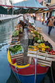 Eines der letzten schwimmenden Gemüseschiffe Venedigs, La Barca, traditionelles Fischerboot, Venedig, Italien