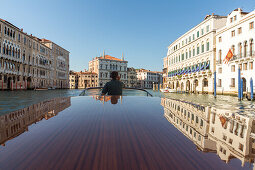 Wassertaxi, Spiegelung der Palazzi am Canal Grande auf der lackierten Dachfläche, Venedig, Italien