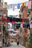 Wäschetrocknen an über enge Gasse gespannte Wäscheleinen, Stadtteil Castello, Venetien, Venedig, Italien