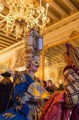 Karneval, privater Maskenball im Spiegelsaal, des Palazzo Zeno ai Frari, Venedig, Italien