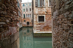 Kanal, Spiegelung, leer, menschenleer, Wasser, Brackwasser, Ziegelmauern, Zerfall, Erosion, Venedig, Italien