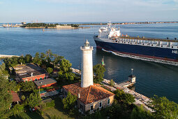 Blick vom Lotsenturm über Leuchtturm und Leuchtturmhaus von Alberoni, Lido, Venedig, Italien