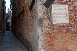 historische Steinplatte Nähe Fischmarkt, mit Vorschrift für Mindestgröße von gefangenen Fischen, Venedig, Italien