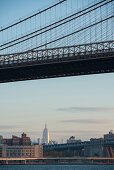 Manhattan Bridge und Empire State Building, Dumbo, Brooklyn, New York, USA