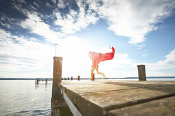 Mädchen läuft über einen Steg, Starnberger See, Oberbayern, Bayern, Deutschland