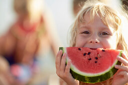 Mädchen isst ein Stück Wassermelone, Starnberger See, Oberbayern, Bayern, Deutschland