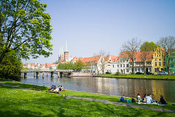 Liegewiese an der Obertrave mit Blick auf Altstadtinsel, Lübeck, Schleswig-Holstein, Deutschland