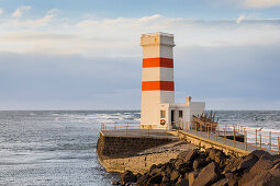 Leuchtturm bei Gardur, Reykjanes, Südwestisland, Island