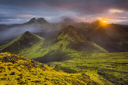 Berglandschaft bei Sonnenaufgang, Storkonufell, Mofell, Fjallabak, Südisland, Island