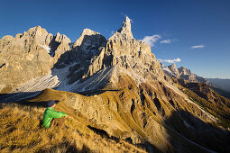 Wanderer am Gipfel, Bureloni (3130m), Vezzana (3192m), Cimon della Pala (3184m), Passo Rolle, Trentino - Alto Adige, Dolomiten, Italien