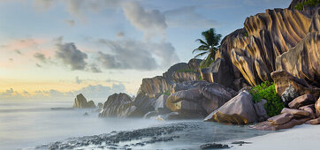 Granitfelsen am Strand Grand Anse, La Digue Island, Seychellen