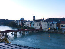 Blick über Inn mit Inn Brücke auf mittelalterliche Altstadt, Wasserburg am Inn, Oberbayern, Bayern, Deutschland