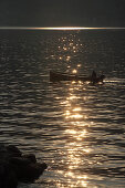 Fischerboot in der Abendsonne, Torri del Benaco, Gardasee, Verona, Venetien, Italien