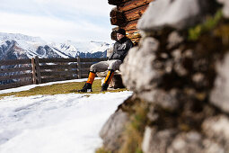 Wanderer rastet auf Alm, Abstieg vom Unnütz (2078 m), Rofan, Tirol, Österreich