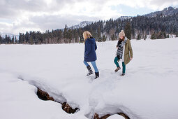 Zwei junge Frauen im Schnee, Spitzingsee, Oberbayern, Bayern, Deutschland