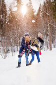 Zwei junge Frauen bei einer Schneeballschlacht, Spitzingsee, Oberbayern, Bayern, Deutschland