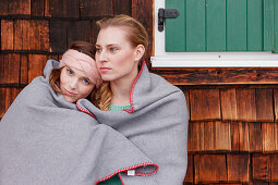 Zwei junge Frauen in eine Decke gewickelt, Spitzingsee, Oberbayern, Bayern, Deutschland