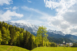 Schloss Elmau bei Klais, 20. Jhd., Architekt Carlo Sattler, Hotel, Wettersteingebirge, Frühling, Berge, bei Mittenwald, Werdenfelser Land, Bayerische Alpen, Oberbayern, Bayern, Deutschland, Europa