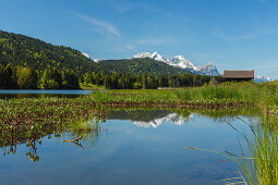 Geroldsee bei Mittenwald im Frühling, Heustadel, Scheunen, Wettersteingebirge, Alpspitze, Zugspitze. Waxenstein, Berge, Werdenfelser Land, Bayerische Alpen, Oberbayern, Bayern, Deutschland, Europa