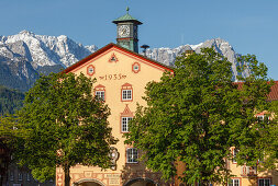 Town hall, Wetterstein mountains with Zugspitze, Partenkirchen, Garmisch-Partenkirchen, Werdenfelser Land, Baverian Alps, Upper Baveria, Bavaria, Germany, Europe