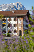 Haus am Rathausplatz in Partenkirchen, Zugspitze, Partenkirchen, Garmisch-Partenkirchen, Werdenfelser Land, Bayerische Alpen, Oberbayern, Bayern, Deutschland, Europa