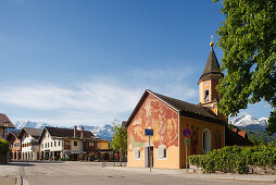 Sebastianskapelle, Kirche St. Sebastian, 17.-18. Jhd., Wettersteingebirge mit Alpspitze, Berg, Frühling, Partenkirchen, Garmisch-Partenkirchen, Werdenfelser Land, Bayerische Alpen, Oberbayern, Bayern, Deutschland, Europa