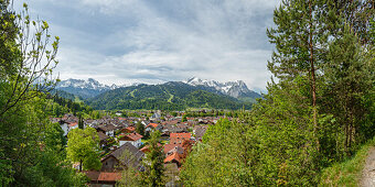 Partenkirchen mit Kirche Maria Himmelfahrt, 19.Jhd., Wettersteingebirge mit Alpspitze und Zugspitze, Bayerische Alpen,  Frühling, Partenkirchen, Garmisch-Partenkirchen, Werdenfelser Land, Bayerische Alpen, Oberbayern, Bayern, Deutschland, Europa