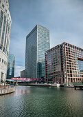 Blick zum Büroturm von J. P. Morgan, Canary Wharf (Neues Bankenviertel), London, England, Vereinigtes Königreich, Europa