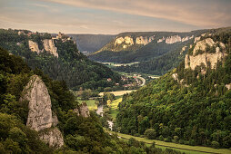 Blick in das Donautal zum Schloss Werenwag, Naturpark Oberes Donautal, Landkreis Sigmaringen, Tuttlingen, Zollernalb, Biberach, Schwäbische Alb, Baden-Württemberg, Deutschland