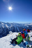 Mehrere Personen auf Skitour machen am Gipfel der Gammerspitze Pause und blicken auf Zillertaler Alpen, Gammerspitze, Schmirntal, Zillertaler Alpen, Tirol, Österreich