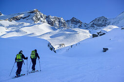 Zwei Personen auf Skitour steigen zum Kleinen Kaserer auf, Kleiner Kaserer, Schmirntal, Zillertaler Alpen, Tirol, Österreich