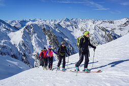 Mehrere Personen auf Skitour steigen zur Frauenwand auf, Zillertaler und Stubaier Alpen im Hintergrund, Frauenwand, Schmirntal, Zillertaler Alpen, Tirol, Österreich