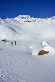 Zwei Personen auf Skitour steigen zur Schneespitze auf, Schneespitze, Pflerschtal, Stubaier Alpen, Südtirol, Italien