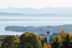 Blick von der Ilkahöhe über den Starnberger See zu den Alpen, Herbst, Kapelle mit Zwiebelturm, bei Tutzing, Fünfseenland, Landkreis Starnberg, Bayerisches Voralpenland, Oberbayern, Bayern, Deutschland, Europa