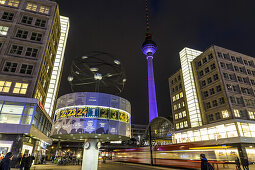 Weltuhr am Alexanderplatz und Blick auf den Alex bei Nacht, Berlin, Deutschland