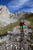 Mountainbikerin auf einem Singletrail am Latemar, Trentino, Italien