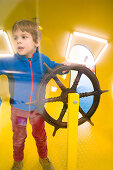 Junge spielt in Spiel U-Boot, Cuxhaven, Nordsee, Niedersachsen, Deutschland, Vor einer Veröffentlichung bitte Kontakt mit der Bildagentur LOOK aufnehmen -