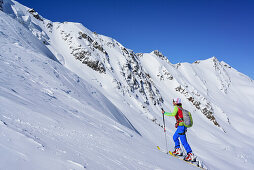Frau auf Skitour steigt zur Punta San Matteo auf, Pizzo Tresero im Hintergrund, Punta San Matteo, Val dei Forni, Ortlergruppe, Lombardei, Italien