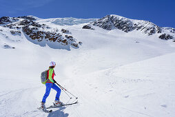 Frau auf Skitour blickt zur Punta San Matteo, Punta San Matteo, Val dei Forni, Ortlergruppe, Lombardei, Italien