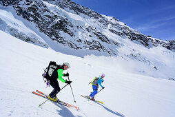 Zwei Personen auf Skitour fahren von der Dreiherrnspitze ab, Dreiherrnspitze, Ahrntal, Hohe Tauern, Südtirol, Italien