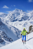 Frau auf Skitour steigt zur Vertainspitze auf, Königsspitze im Hintergrund, Vertainspitze, Suldental, Ortlergruppe, Südtirol, Italien