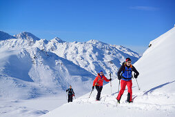 Gruppe von Personen auf Skitour steigen zur Pallspitze auf, Pallspitze, Langer Grund, Kitzbüheler Alpen, Tirol, Österreich