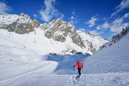 Frau auf Skitour steigt zum Monte Soubeyran auf, Monte Soubeyran, Valle Maira, Cottische Alpen, Piemont, Italien